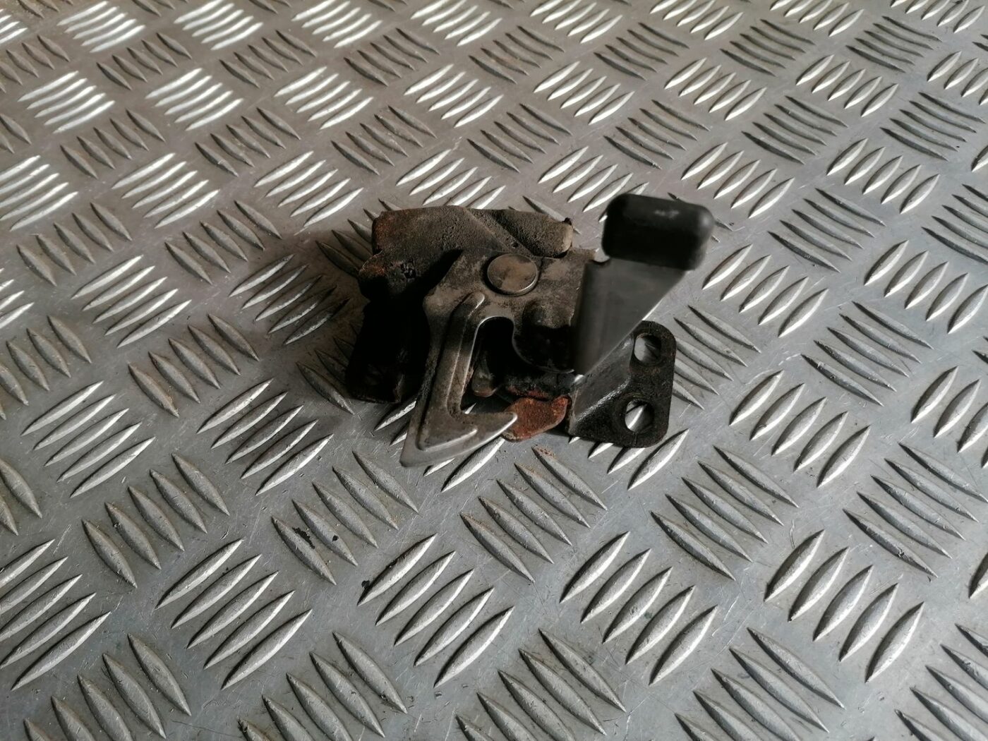 Pārsega slēdzene priekš HONDA CIVIC 2004 2 Pārsega slēdzene priekš HONDA CIVIC 2004