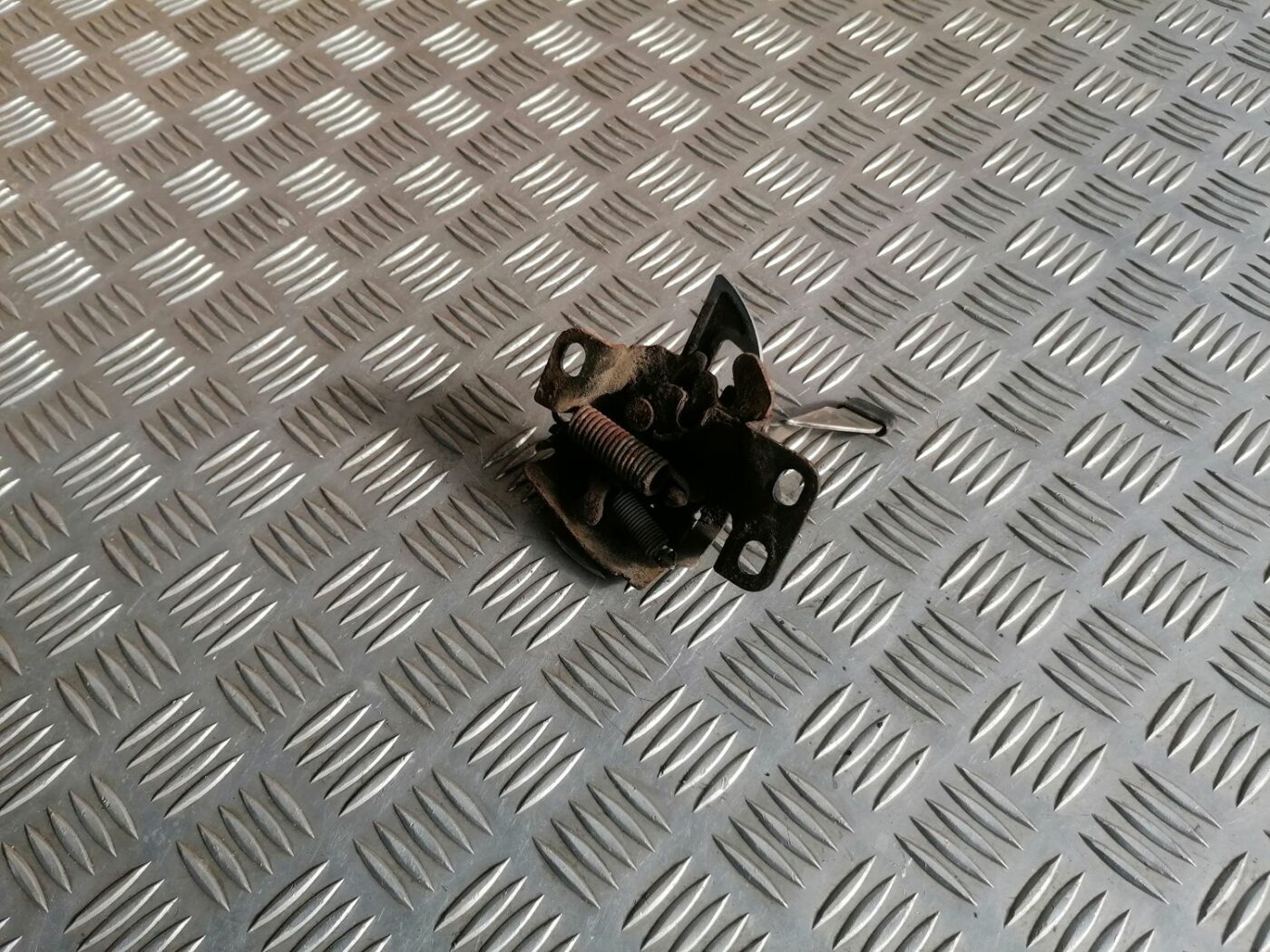 Pārsega slēdzene priekš HONDA CIVIC 2004 4 Pārsega slēdzene priekš HONDA CIVIC 2004