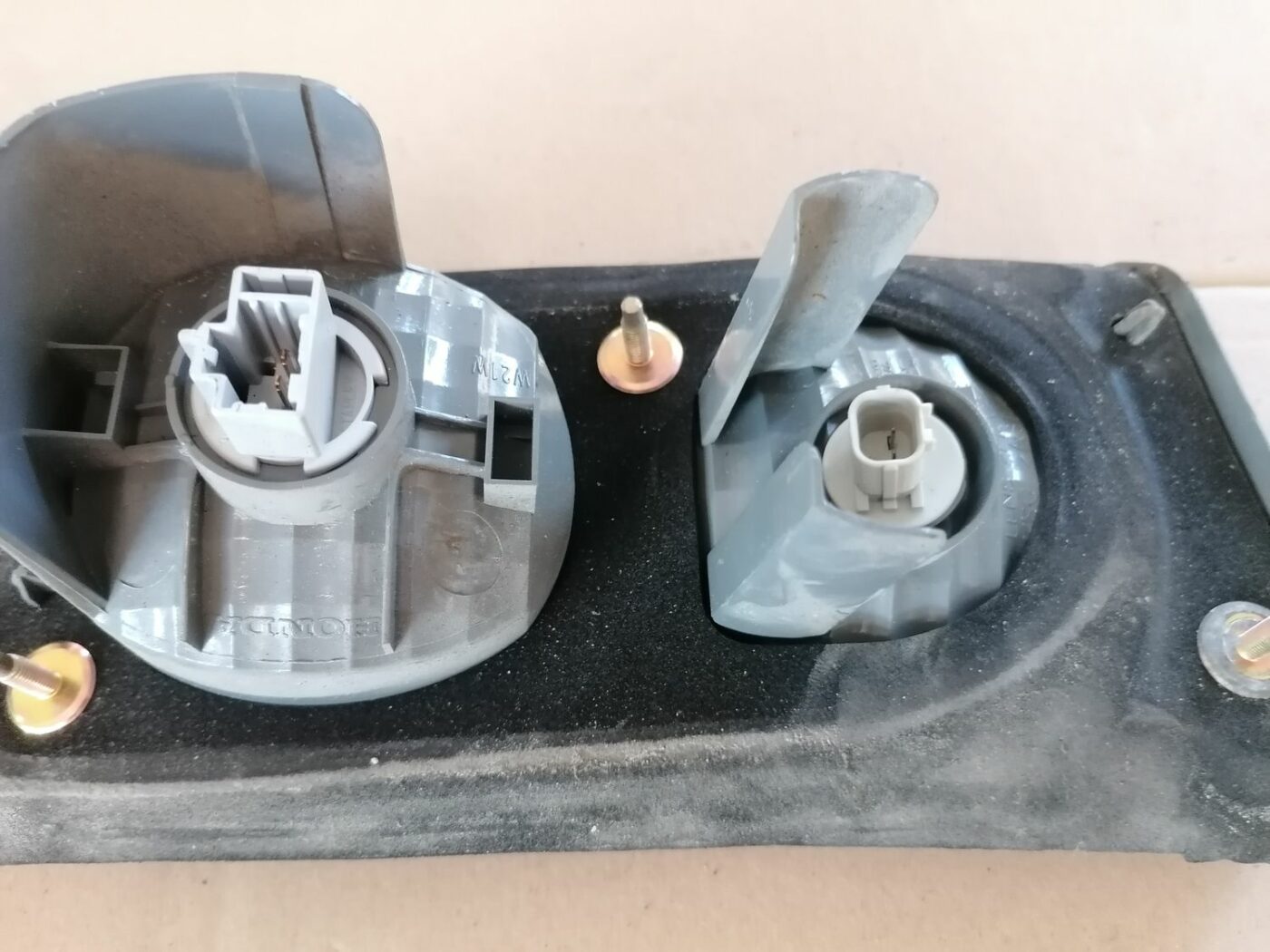 Bagāžnieka vāka labais lukturis priekš HONDA ACCORD 2003 SILVER 4 Bagāžnieka vāka labais lukturis priekš HONDA ACCORD 2003 SILVER