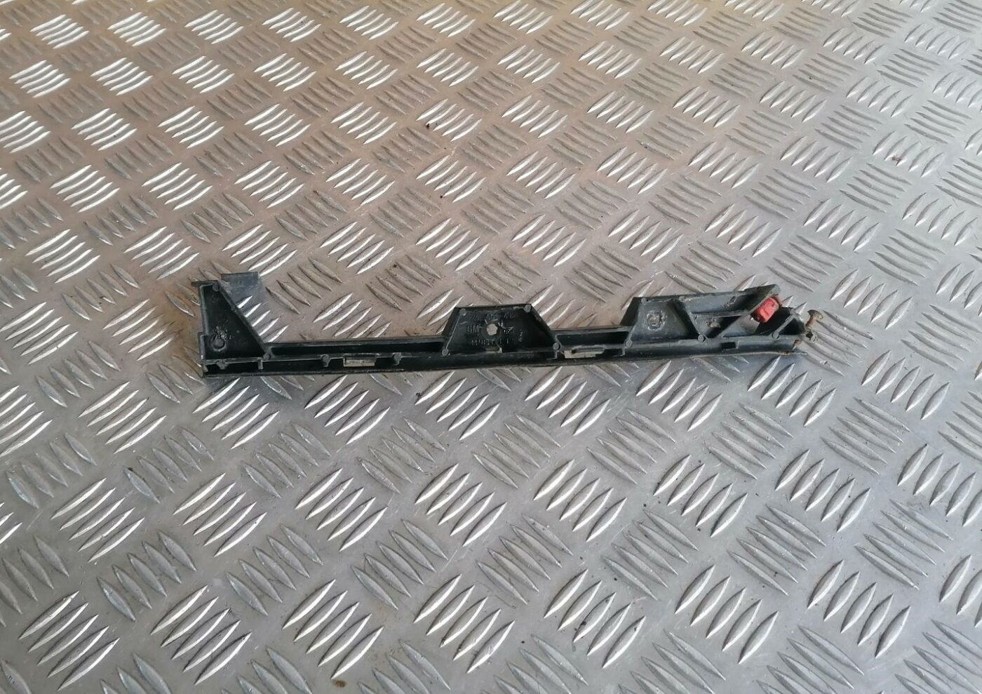 Priekšēja bufera labais kronšteins priekš OPEL VECTRA C 2002 4 Priekšēja bufera labais kronšteins priekš OPEL VECTRA C 2002