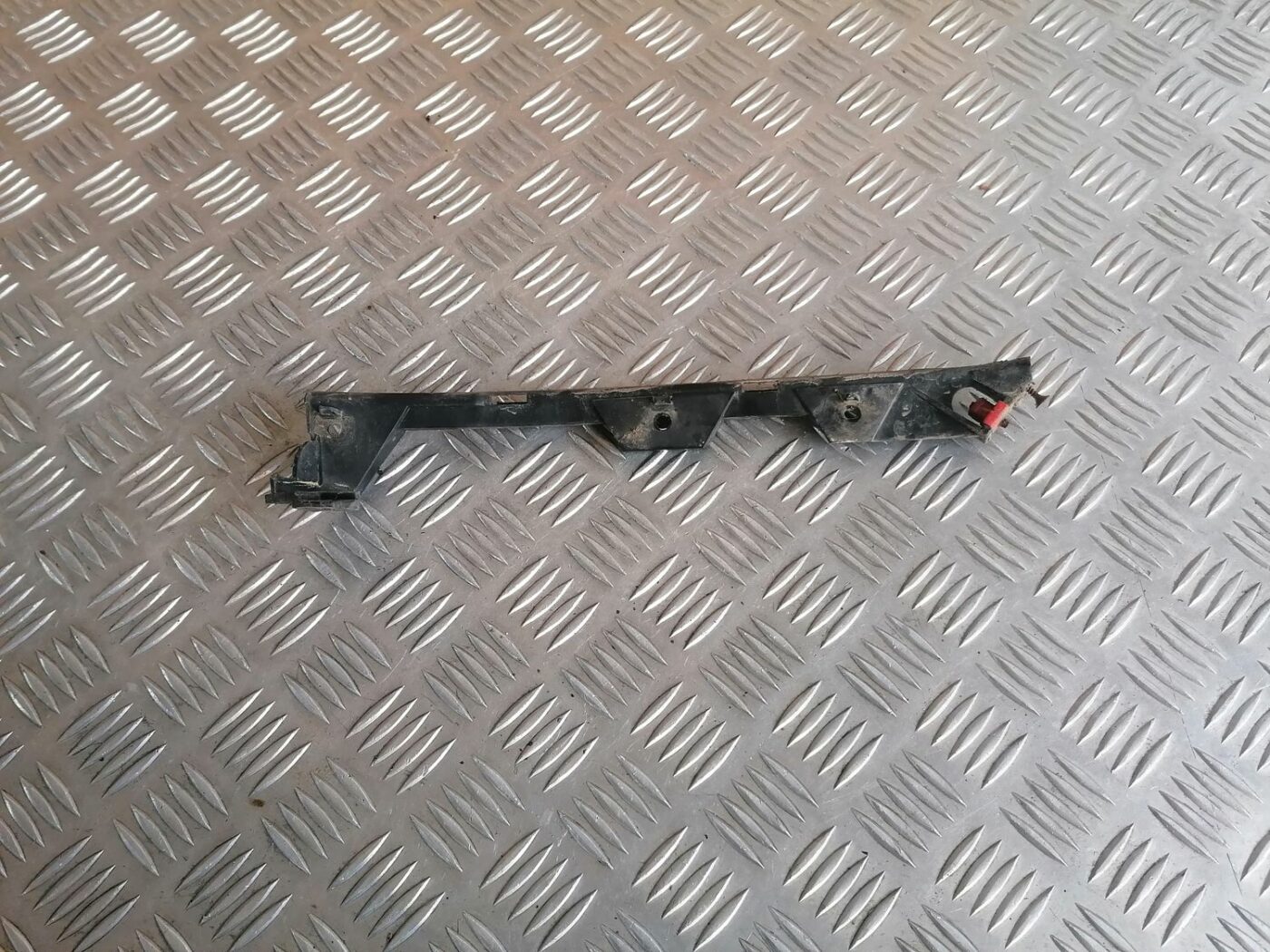 Priekšēja bufera labais kronšteins priekš OPEL VECTRA C 2002 1 Priekšēja bufera labais kronšteins priekš OPEL VECTRA C 2002