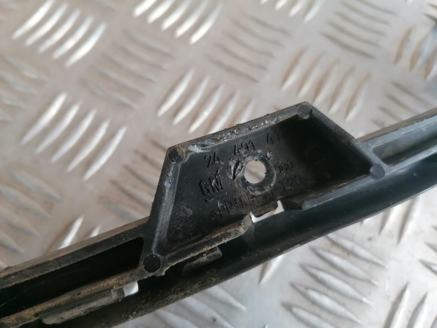 Priekšēja bufera kreisāis kronšteins priekš OPEL VECTRA C 2002