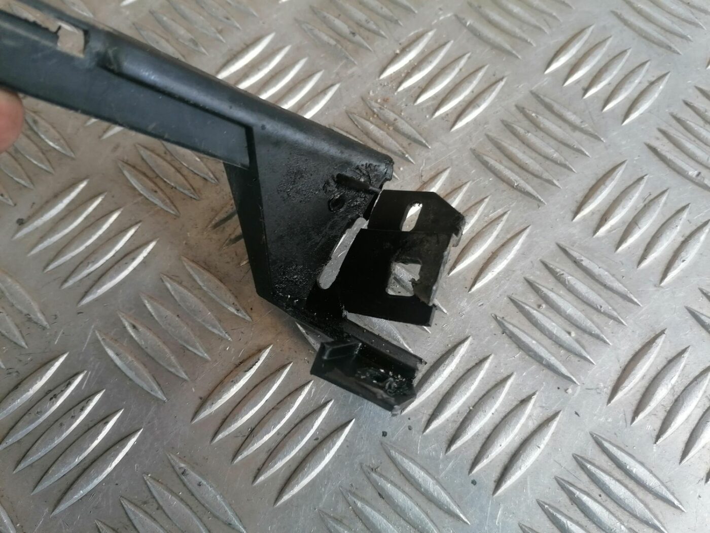 Priekšēja bufera kreisāis kronšteins priekš OPEL VECTRA C 2002