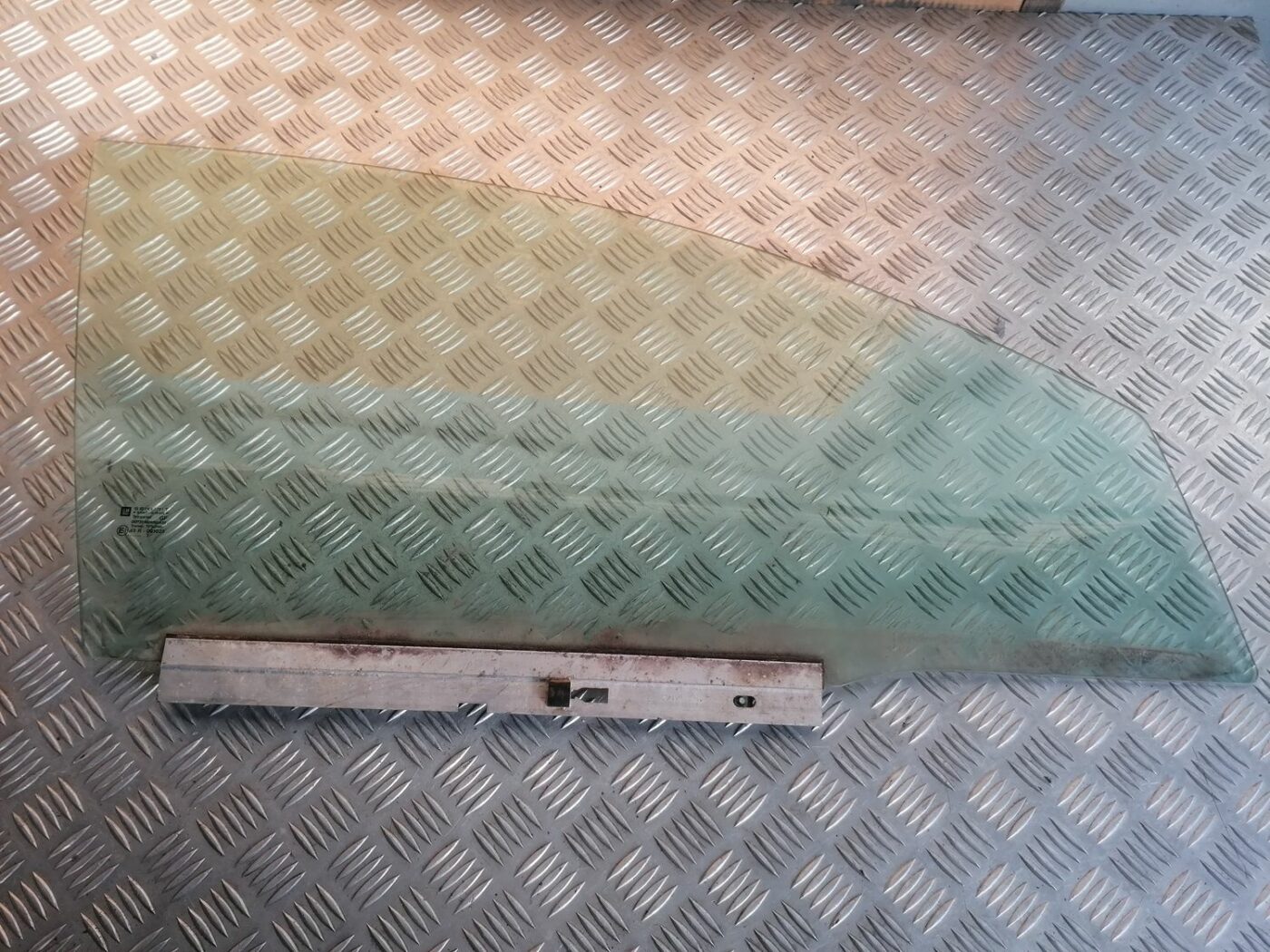 Priekšējo labo durvju stikls priekš OPEL VECTRA C 2002 1 Priekšējo labo durvju stikls priekš OPEL VECTRA C 2002