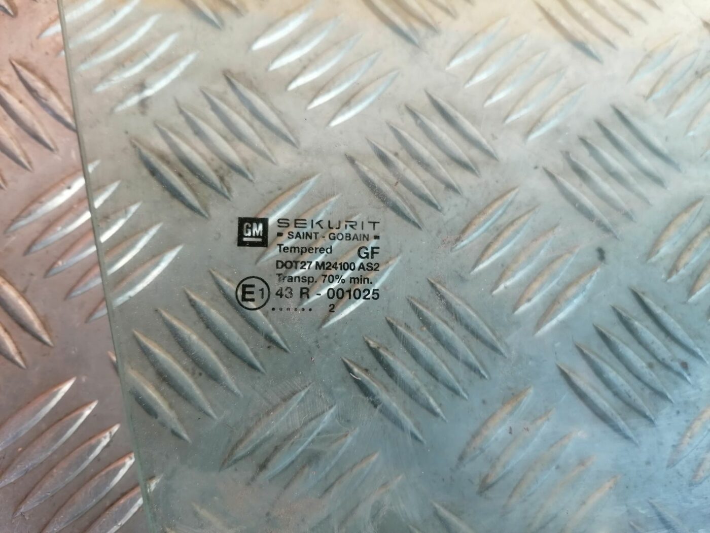 Priekšējo labo durvju stikls priekš OPEL VECTRA C 2002 3 Priekšējo labo durvju stikls priekš OPEL VECTRA C 2002