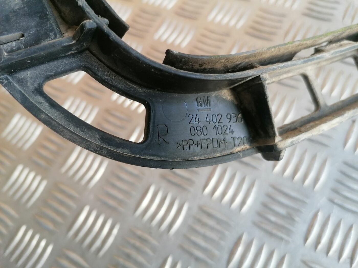 Aizmugurēja bufera kronšteins priekš OPEL VECTRA C 2002 2 Aizmugurēja bufera kronšteins priekš OPEL VECTRA C 2002