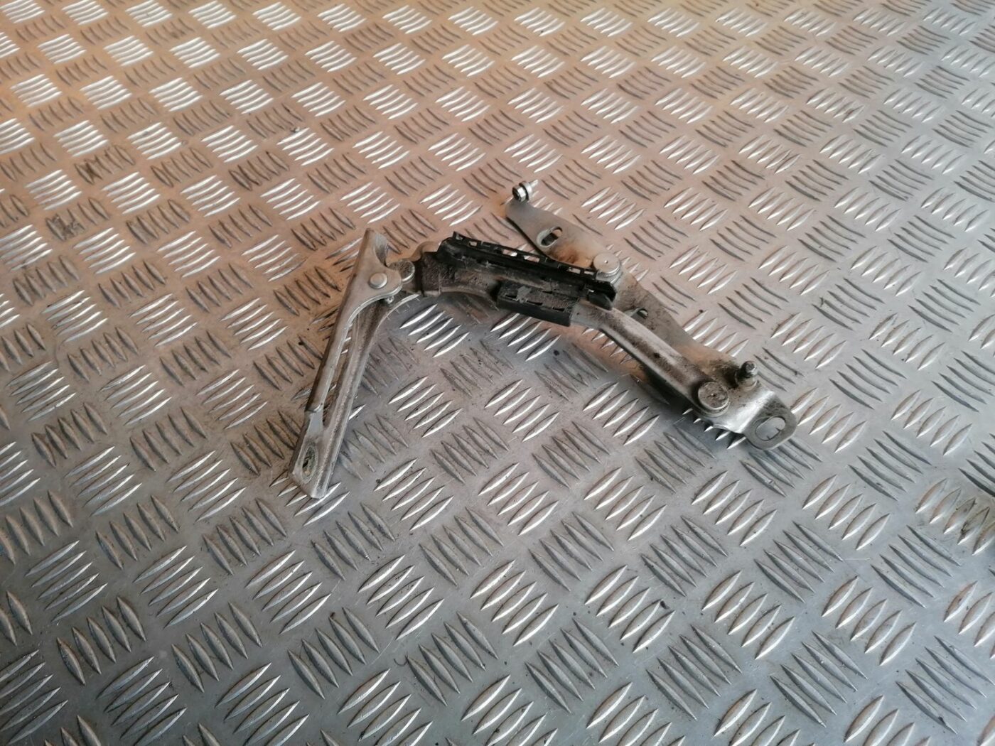 Bagažnieka vāka eņģe priekš OPEL VECTRA C 2002 1 Bagažnieka vāka eņģe priekš OPEL VECTRA C 2002