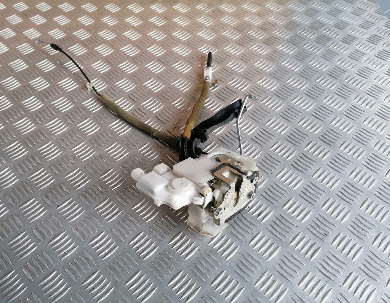 Priekšējo labo durvju slēdzene priekš HONDA ACCORD 2008 1 Priekšējo labo durvju slēdzene priekš HONDA ACCORD 2008