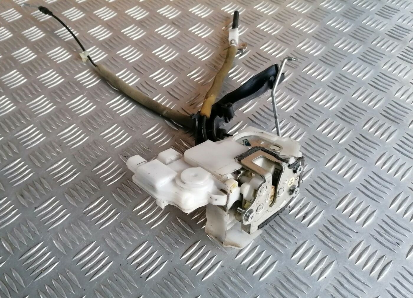 Priekšējo labo durvju slēdzene priekš HONDA ACCORD 2008 2 Priekšējo labo durvju slēdzene priekš HONDA ACCORD 2008