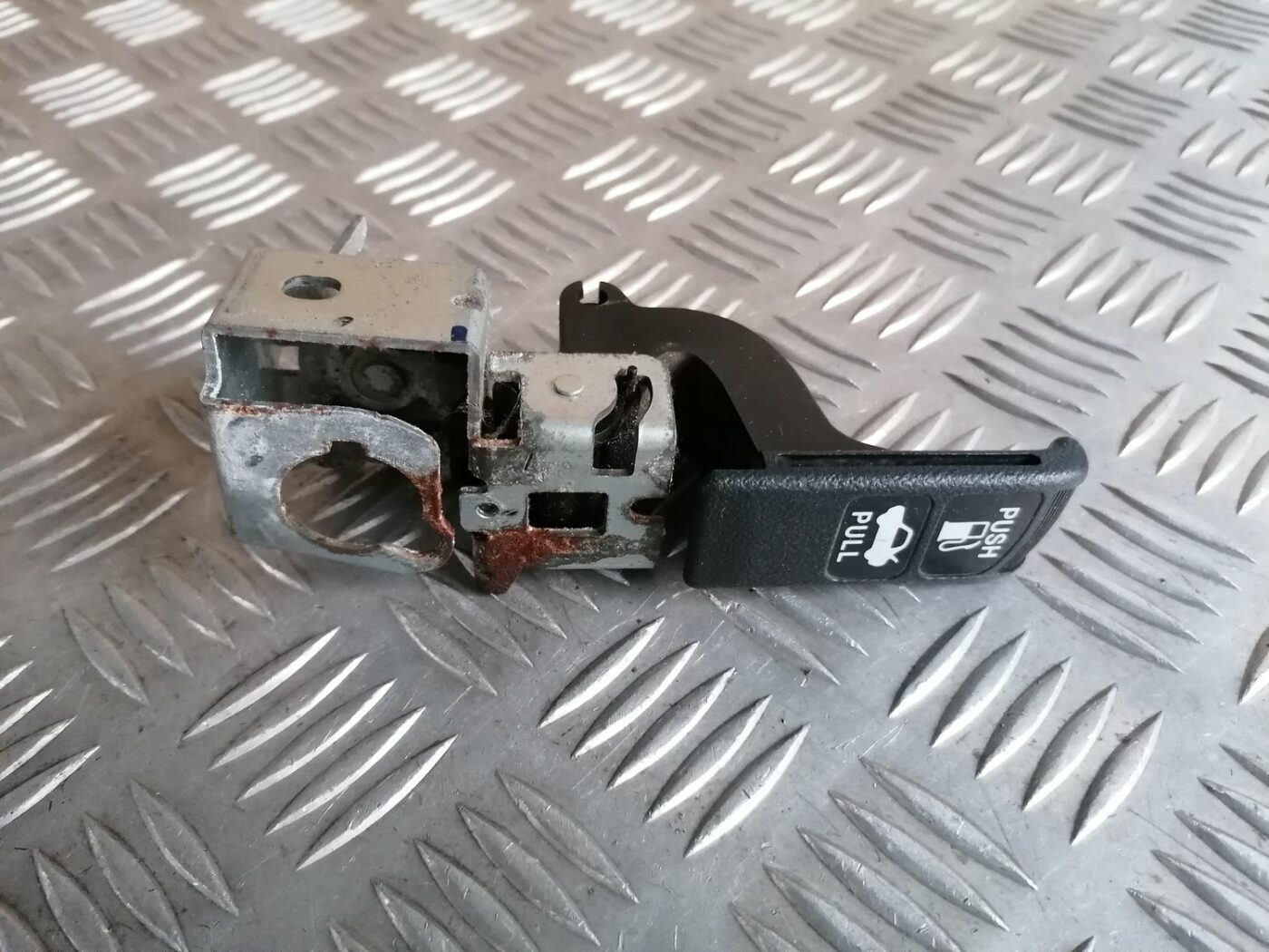 Degvielas tvertnes atvēršanas poga priekš HONDA ACCORD 2008 2 Degvielas tvertnes atvēršanas poga priekš HONDA ACCORD 2008