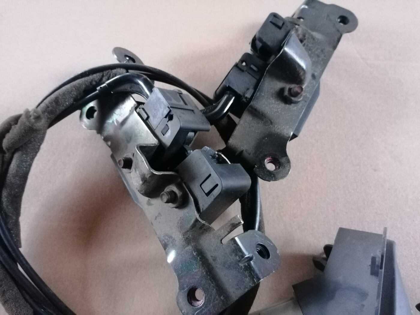 Aizmugurējā sēdekļa slēdzene priekš VOLVO S60 2004