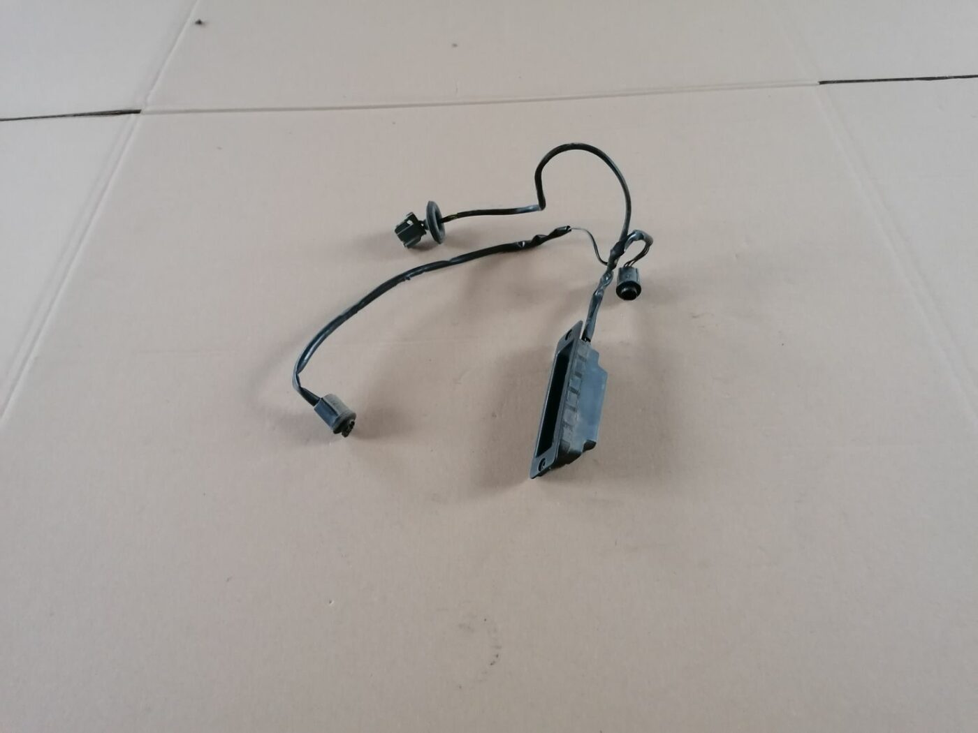 Bagažnieka vāka rokturis priekš VOLVO S60 2004 2 Bagažnieka vāka rokturis priekš VOLVO S60 2004