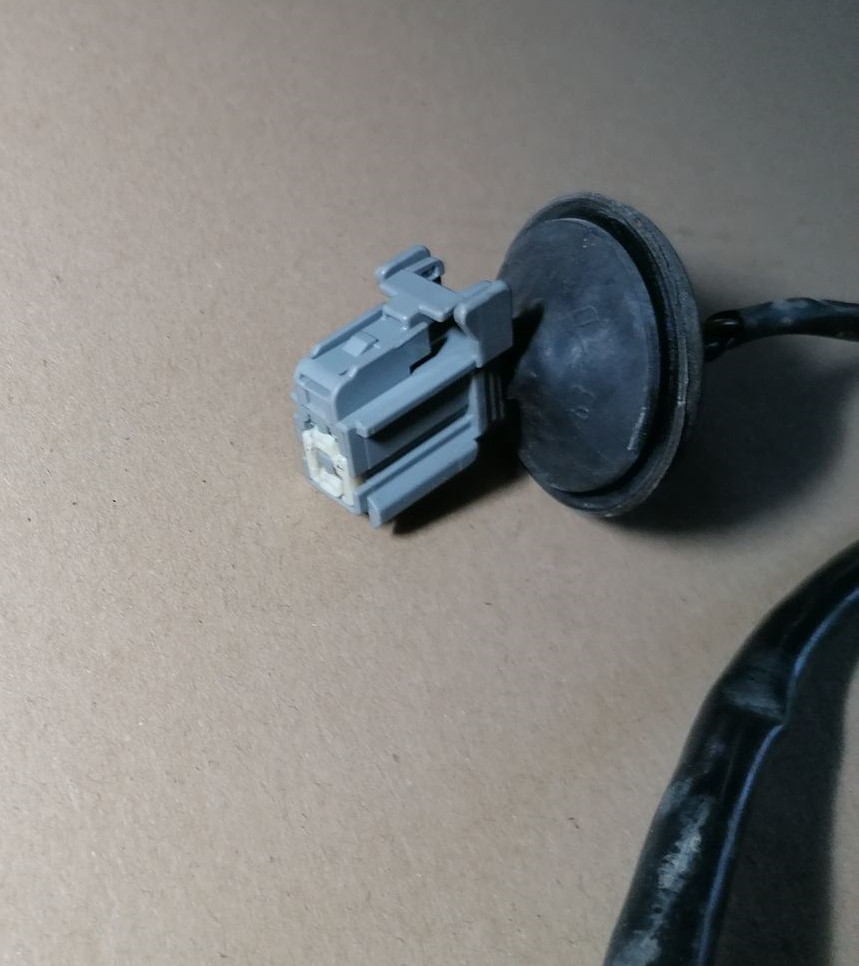 Bagažnieka vāka rokturis priekš VOLVO S60 2004 6 Bagažnieka vāka rokturis priekš VOLVO S60 2004