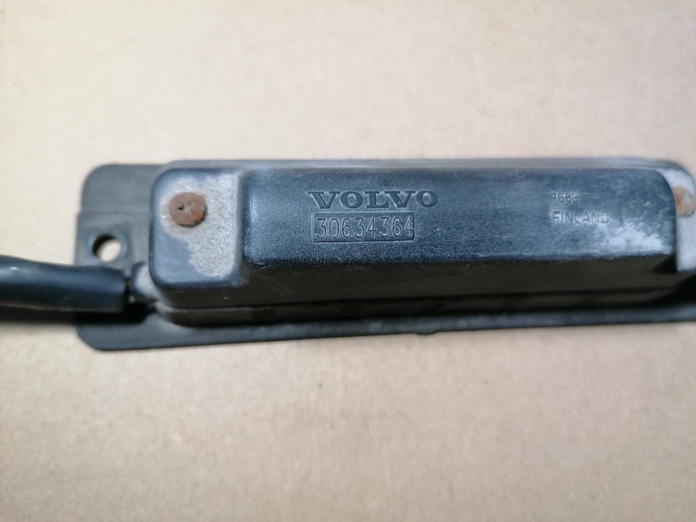 Bagažnieka vāka rokturis priekš VOLVO S60 2004 3 Bagažnieka vāka rokturis priekš VOLVO S60 2004