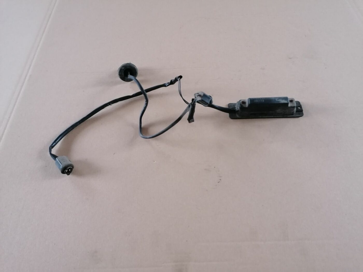 Bagažnieka vāka rokturis priekš VOLVO S60 2004 1 Bagažnieka vāka rokturis priekš VOLVO S60 2004