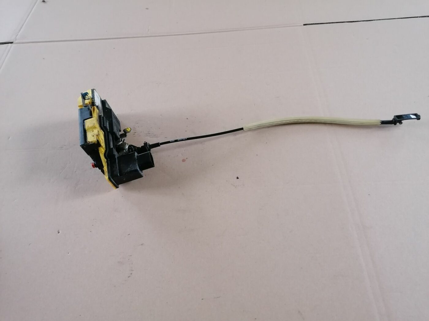 Aizmugurējo labo durvju slēdzene priekš VOLVO S60 2004 2 Aizmugurējo labo durvju slēdzene priekš VOLVO S60 2004