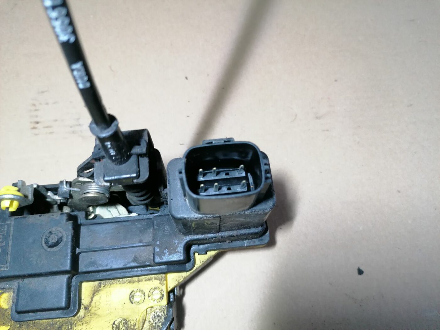 Aizmugurējo labo durvju slēdzene priekš VOLVO S60 2004 5 Aizmugurējo labo durvju slēdzene priekš VOLVO S60 2004