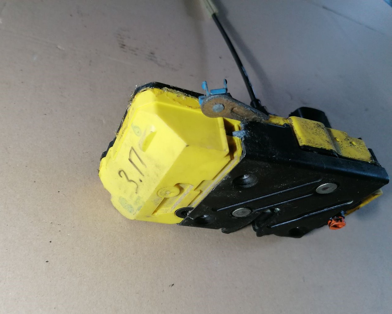 Aizmugurējo labo durvju slēdzene priekš VOLVO S60 2004 3 Aizmugurējo labo durvju slēdzene priekš VOLVO S60 2004