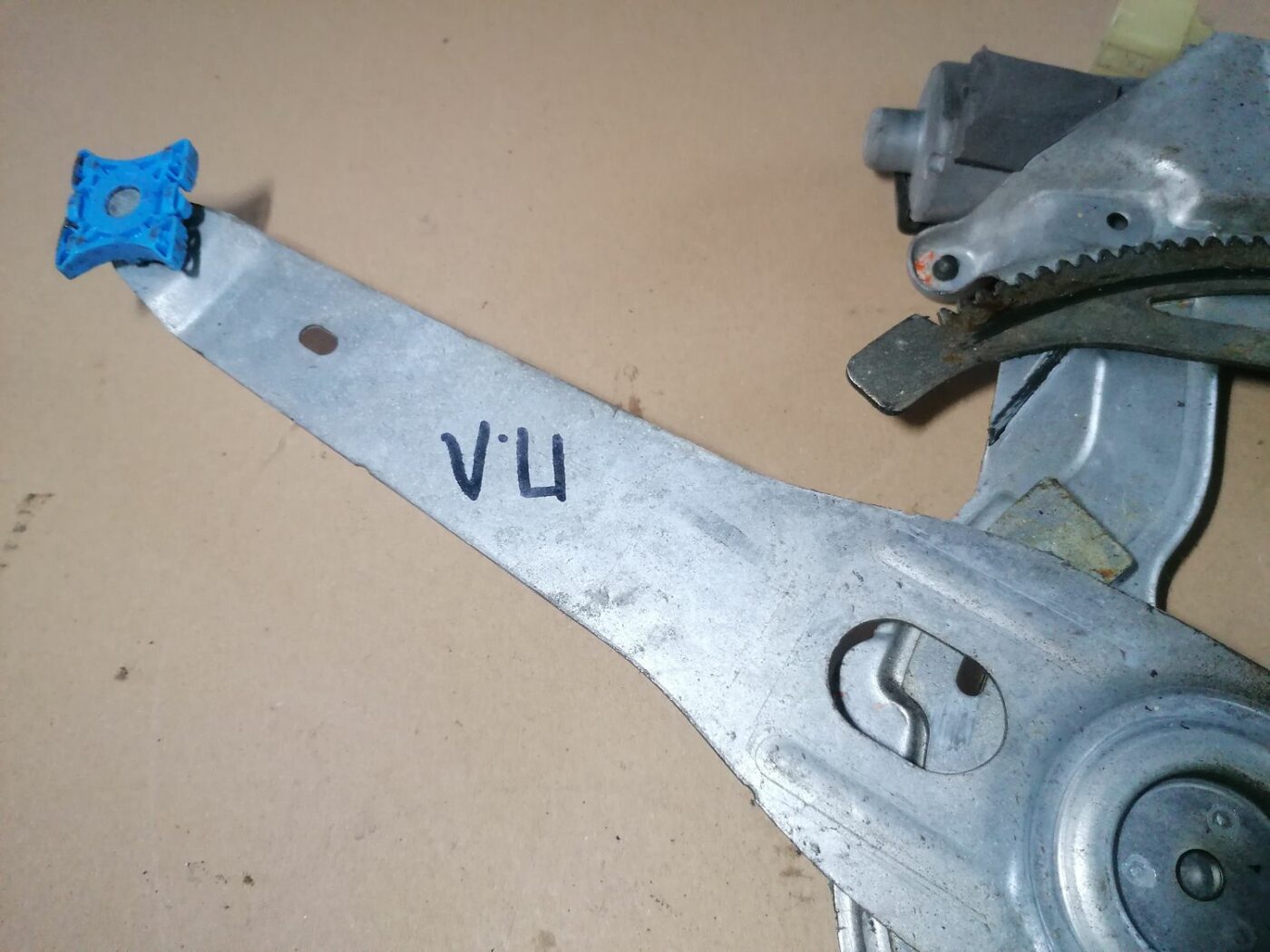 Stikla pacelšanas mehānisms priekšējais kreisais priekš VOLVO S60 2004 6 Stikla pacelšanas mehānisms priekšējais kreisais priekš VOLVO S60 2004