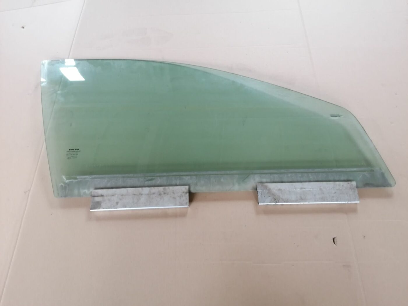 Priekšējo labo durvju stikls priekš VOLVO S60 2004