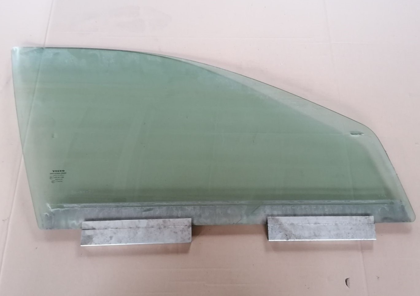 Priekšējo labo durvju stikls priekš VOLVO S60 2004