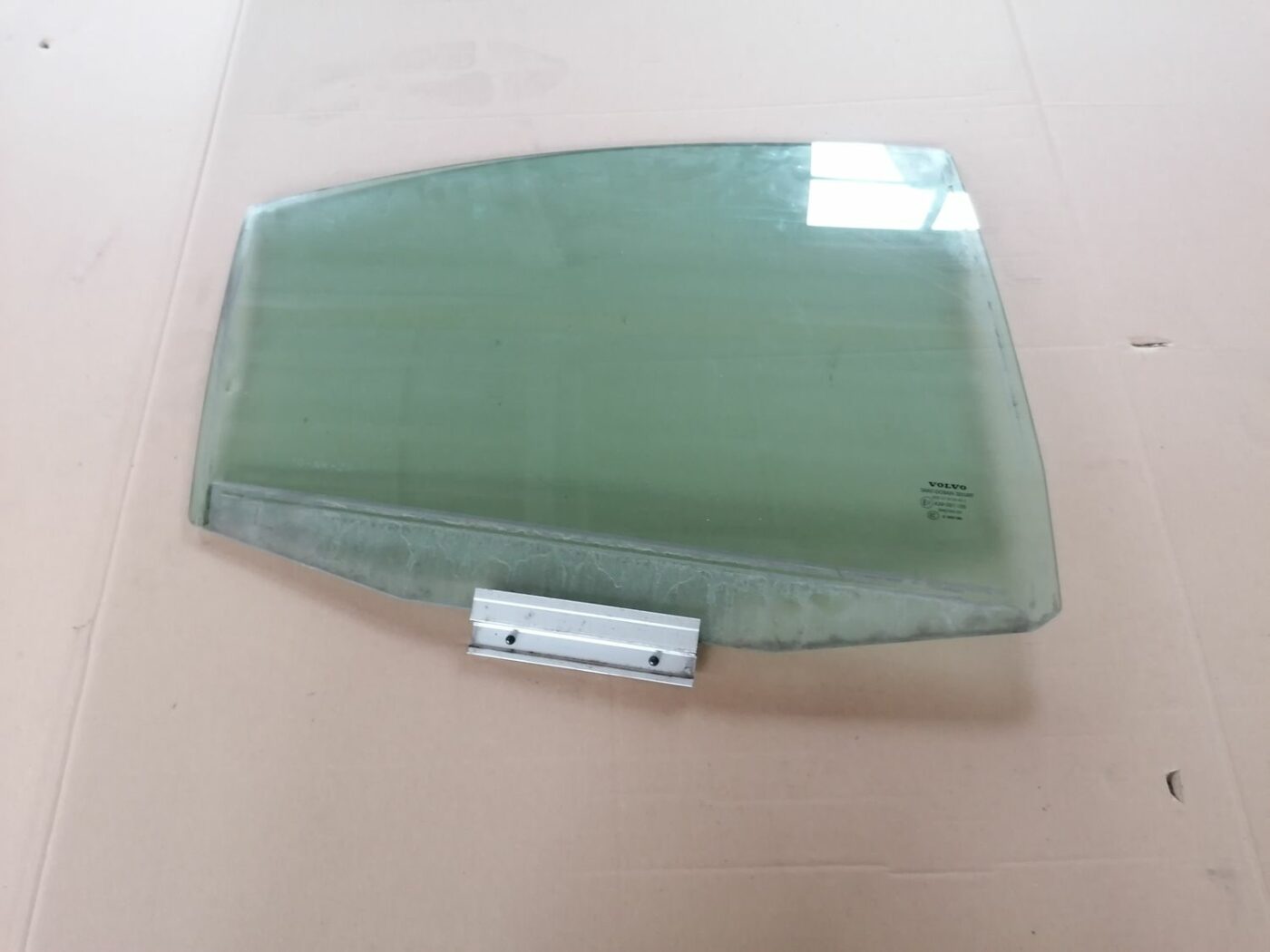 Aizmugurējo labo durvju stikls priekš VOLVO S60 2004