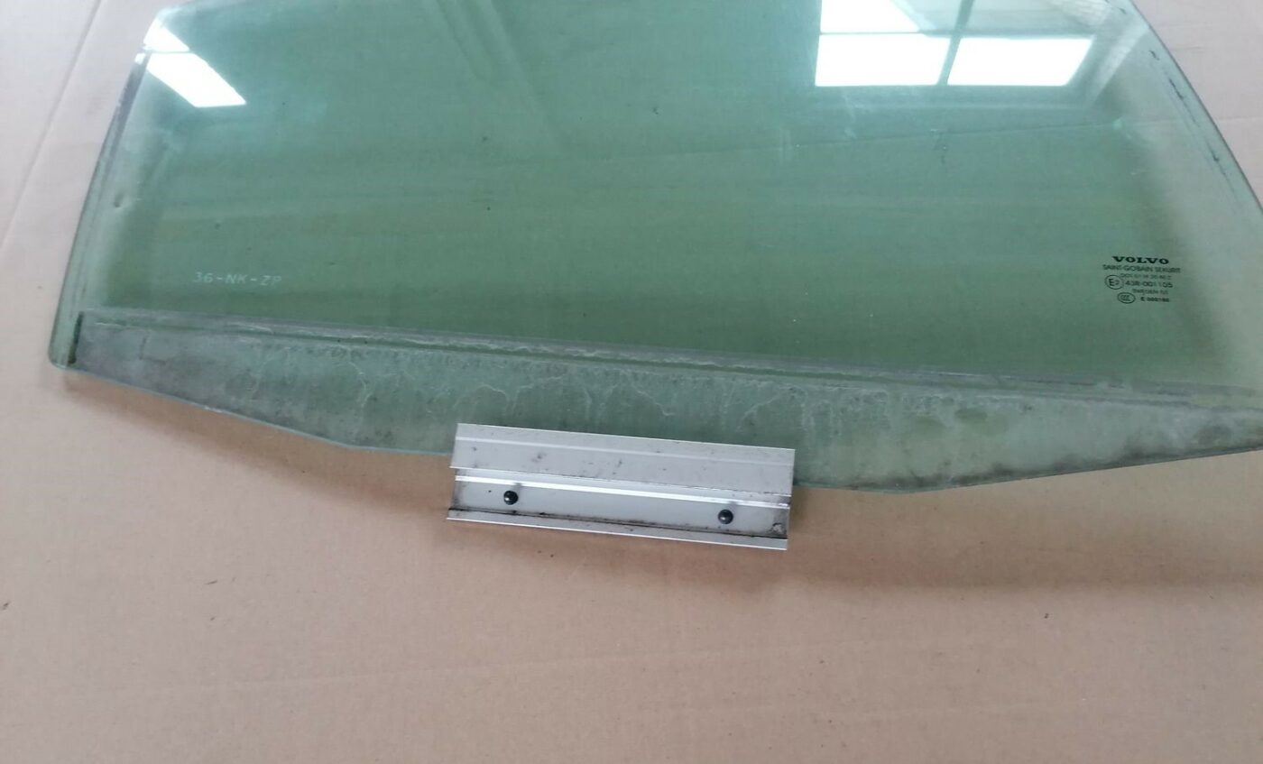 Aizmugurējo labo durvju stikls priekš VOLVO S60 2004