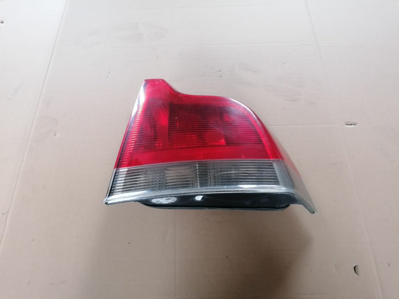 Aizmugurējais labais lukturis priekš VOLVO S60 2004 1 Aizmugurējais labais lukturis priekš VOLVO S60 2004