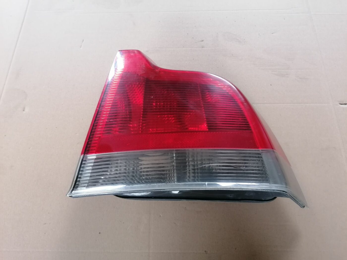 Aizmugurējais labais lukturis priekš VOLVO S60 2004 2 Aizmugurējais labais lukturis priekš VOLVO S60 2004