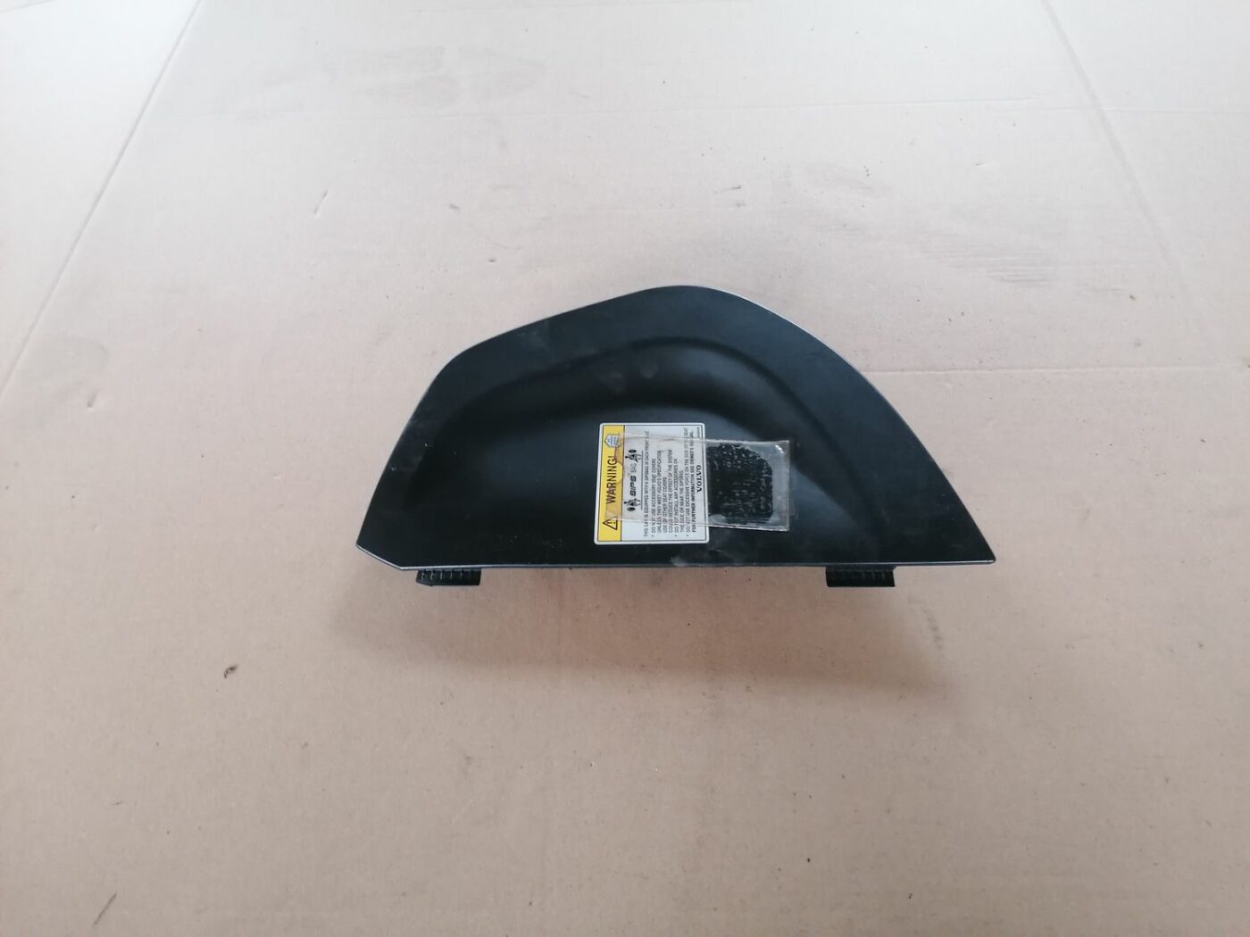 Mērinstrumentu paneļa sānu apdare priekš VOLVO S60 2004 1 Mērinstrumentu paneļa sānu apdare priekš VOLVO S60 2004