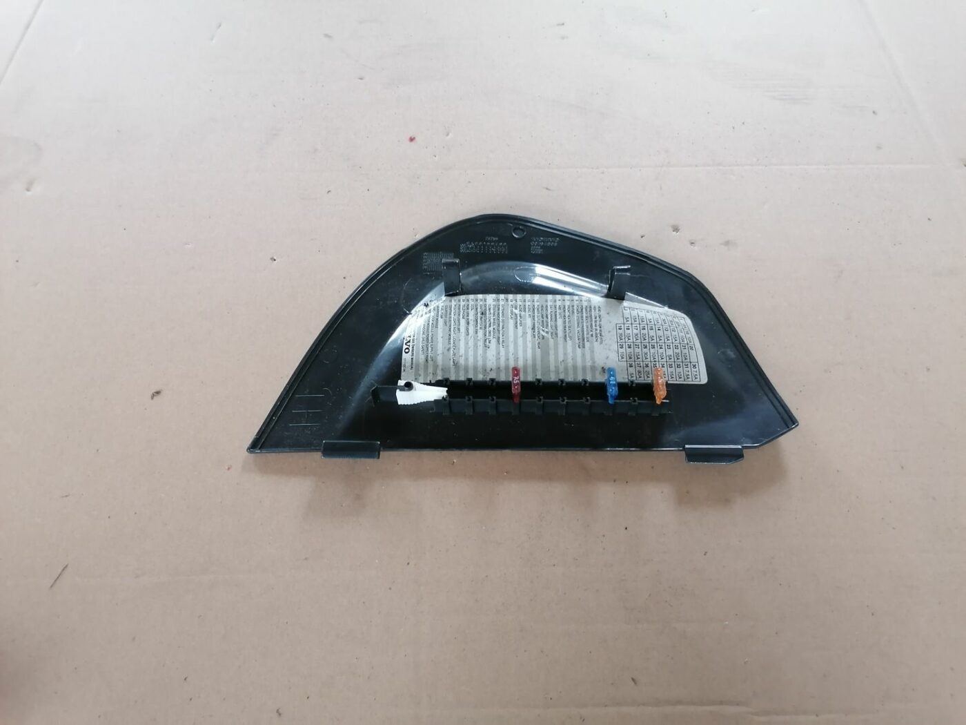 Mērinstrumentu paneļa sānu apdare priekš VOLVO S60 2004 5 Mērinstrumentu paneļa sānu apdare priekš VOLVO S60 2004