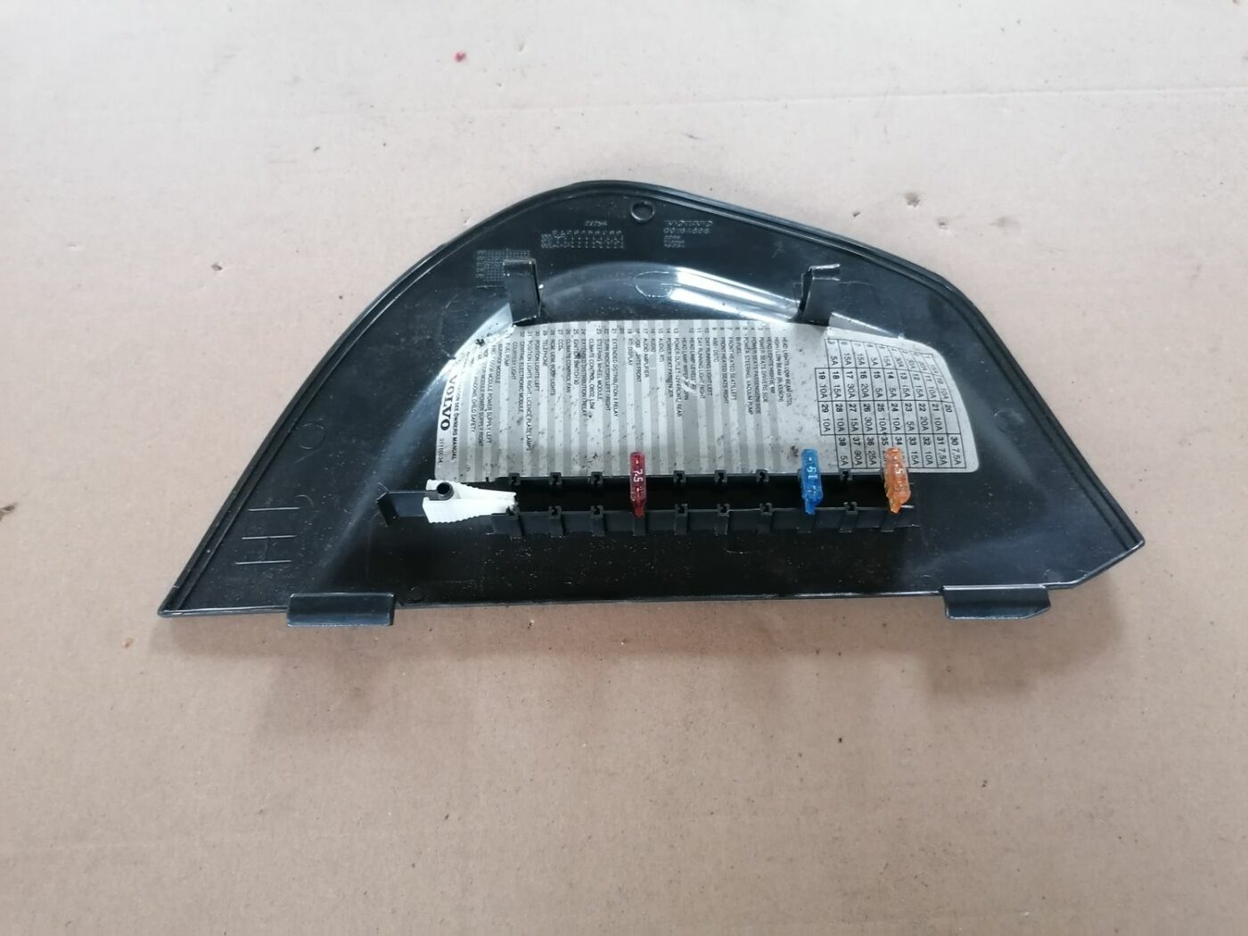 Mērinstrumentu paneļa sānu apdare priekš VOLVO S60 2004 4 Mērinstrumentu paneļa sānu apdare priekš VOLVO S60 2004