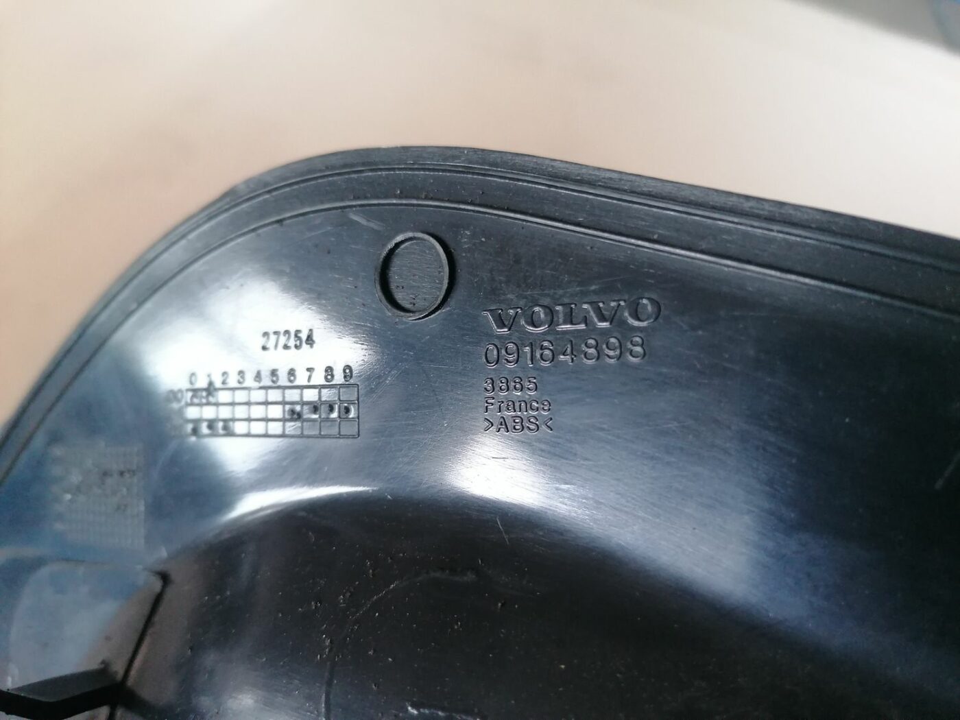 Mērinstrumentu paneļa sānu apdare priekš VOLVO S60 2004 3 Mērinstrumentu paneļa sānu apdare priekš VOLVO S60 2004