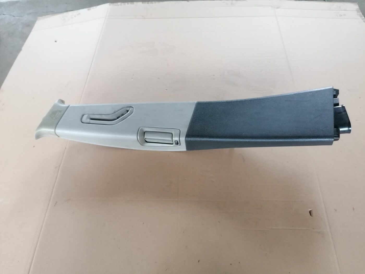 Vidējas salona statnes apdare priekš VOLVO S60 2004 1 Vidējas salona statnes apdare priekš VOLVO S60 2004