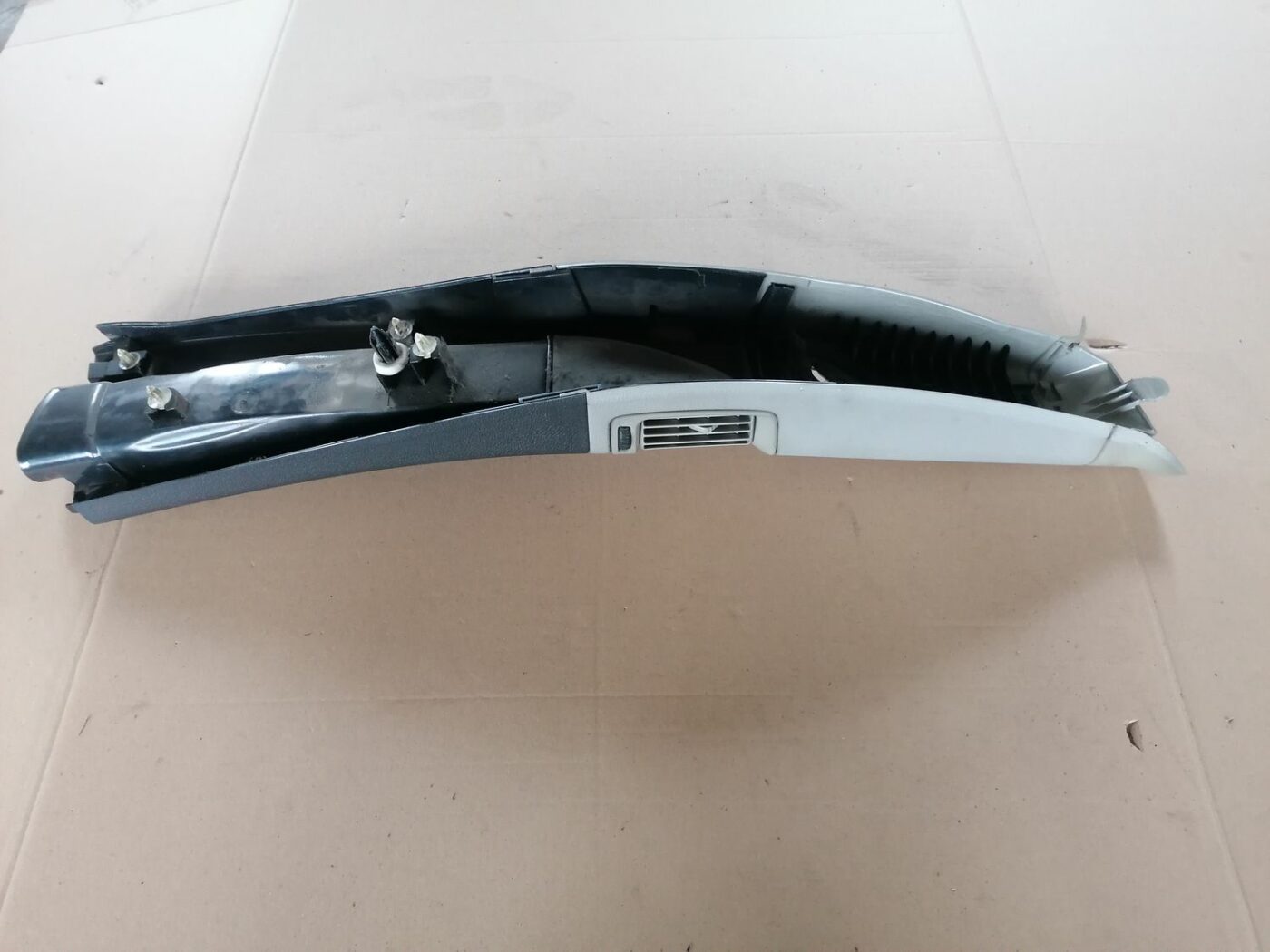 Vidējas salona statnes apdare priekš VOLVO S60 2004 5 Vidējas salona statnes apdare priekš VOLVO S60 2004