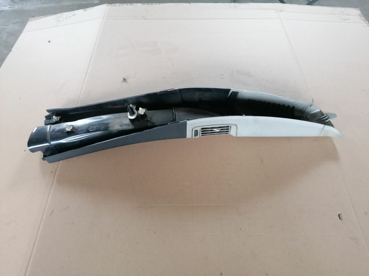 Vidējas salona statnes apdare priekš VOLVO S60 2004 3 Vidējas salona statnes apdare priekš VOLVO S60 2004