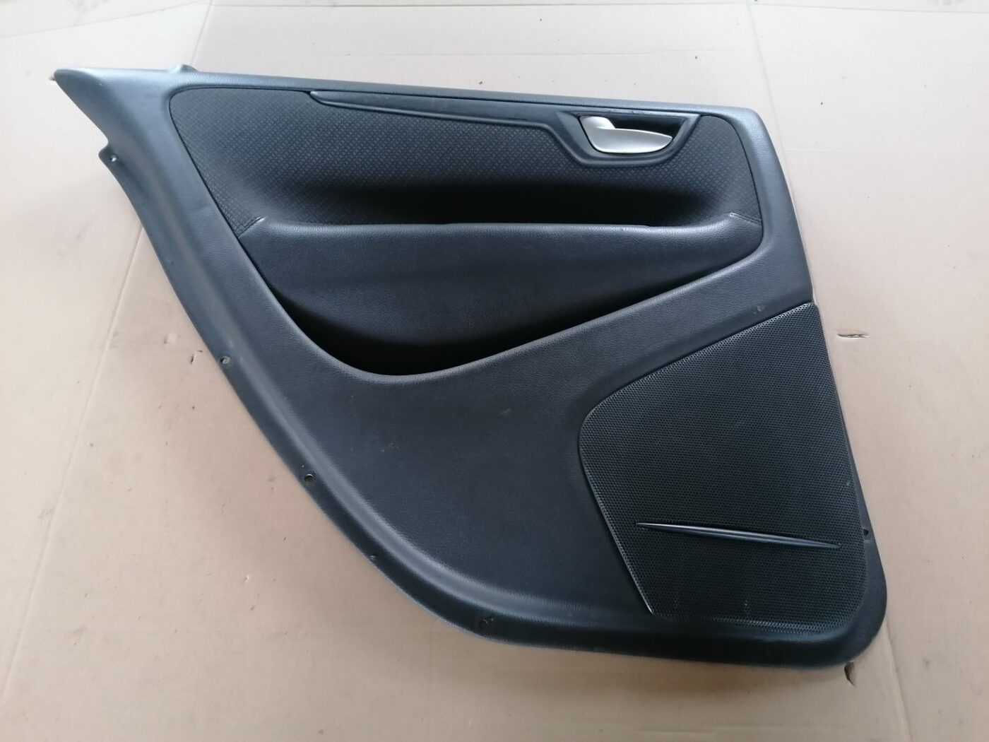 Aizmugurējo kreiso durvju apdare priekš VOLVO S60 2004