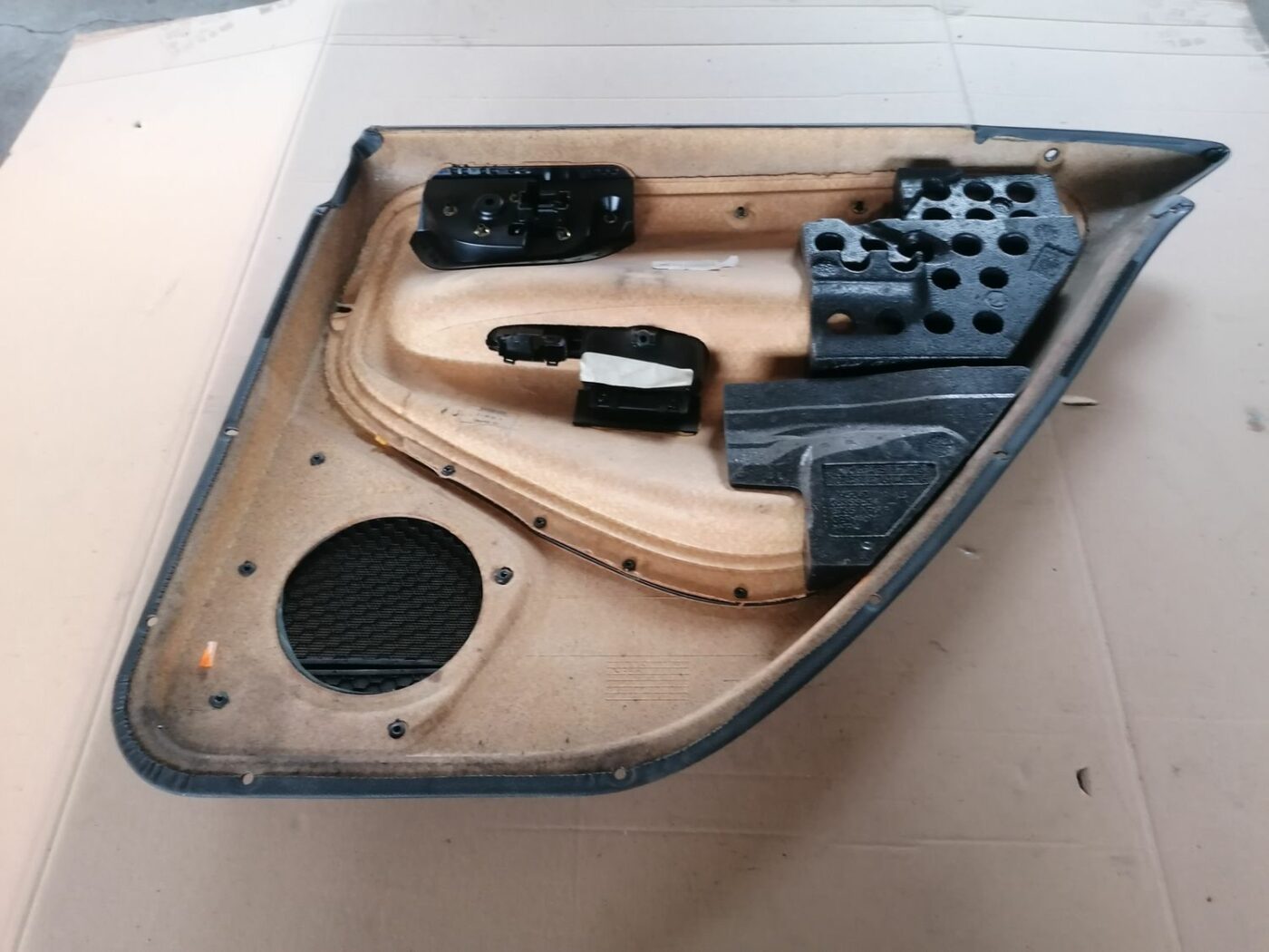 Aizmugurējo kreiso durvju apdare priekš VOLVO S60 2004