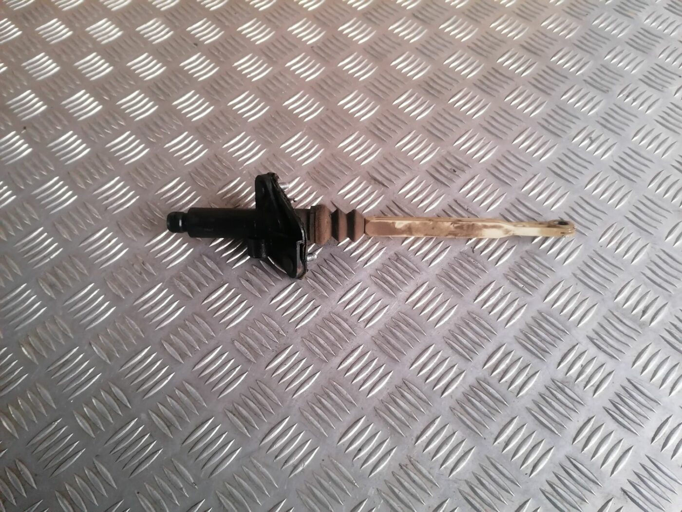 Sajūga galvenais cilindrs priekš VOLVO S60 2004 1 Sajūga galvenais cilindrs priekš VOLVO S60 2004