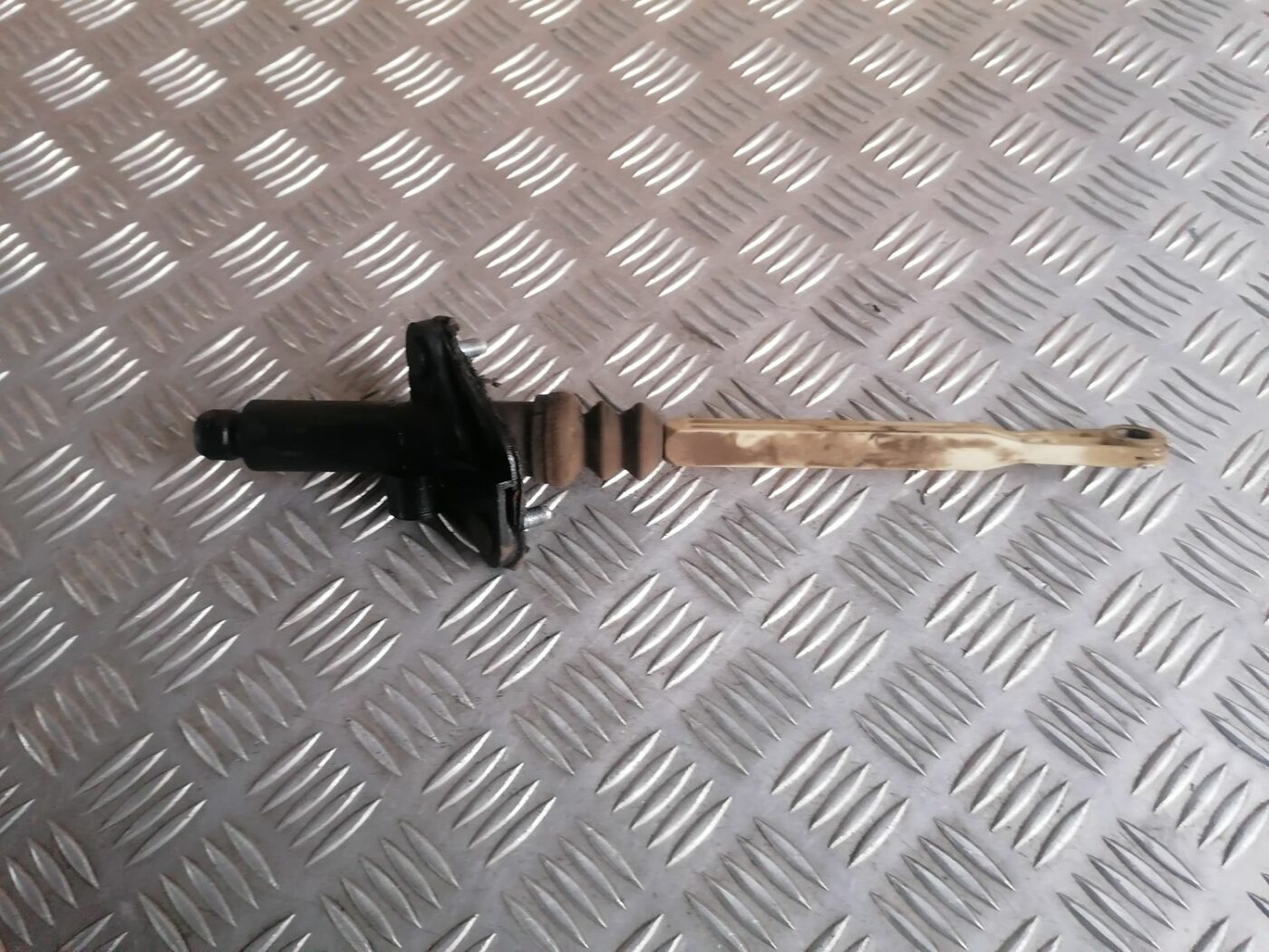 Sajūga galvenais cilindrs priekš VOLVO S60 2004 2 Sajūga galvenais cilindrs priekš VOLVO S60 2004