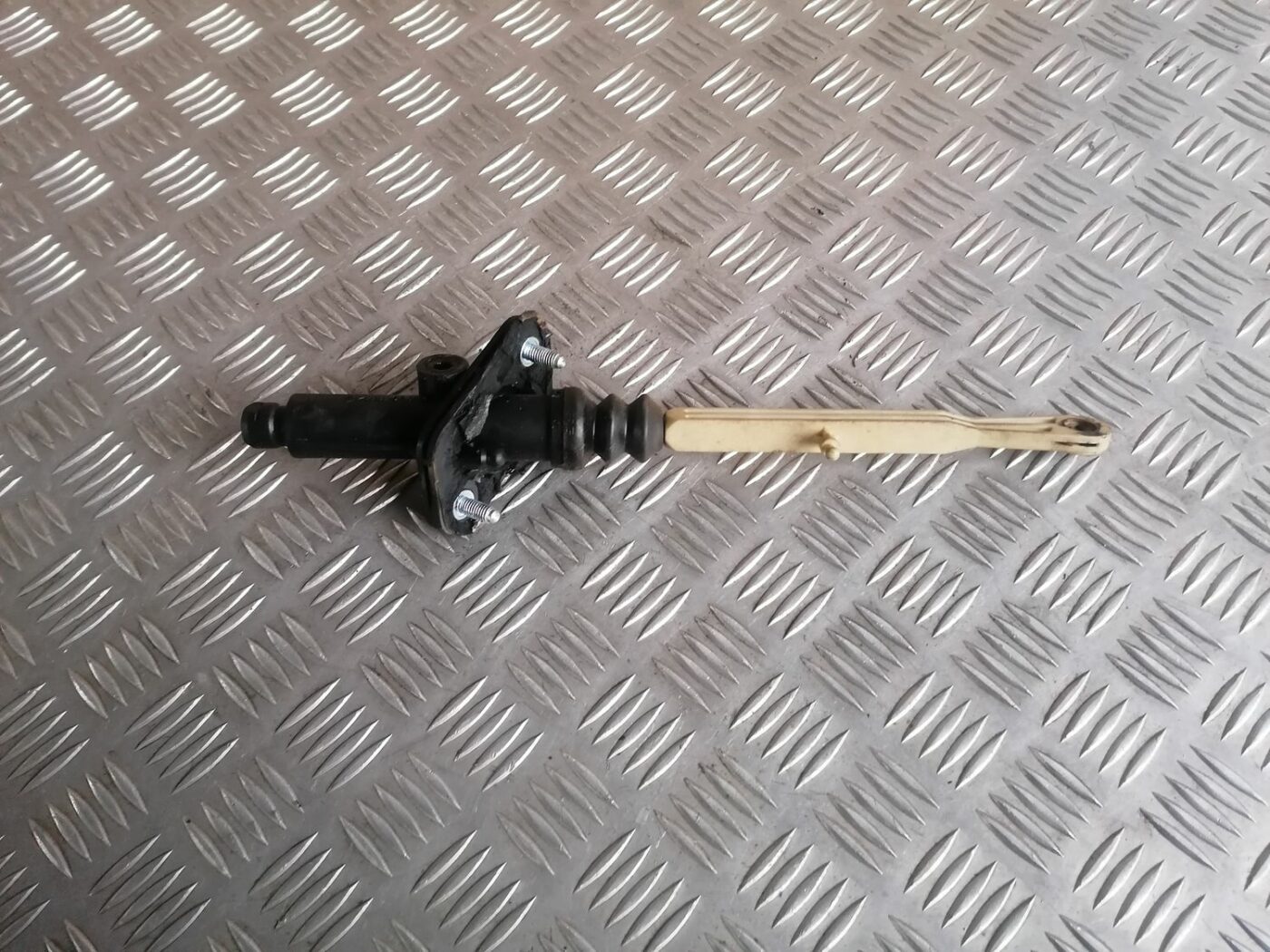 Sajūga galvenais cilindrs priekš VOLVO S60 2004 3 Sajūga galvenais cilindrs priekš VOLVO S60 2004