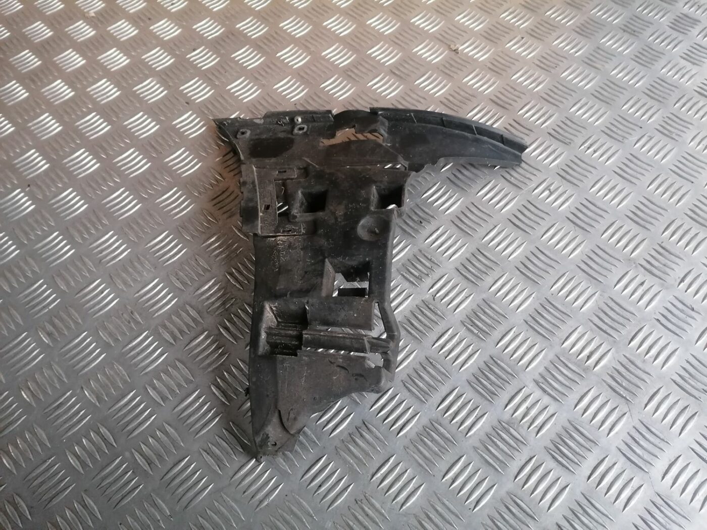 Priekšēja bufera labais kronšteins priekš VOLVO S60 2004 1 Priekšēja bufera labais kronšteins priekš VOLVO S60 2004