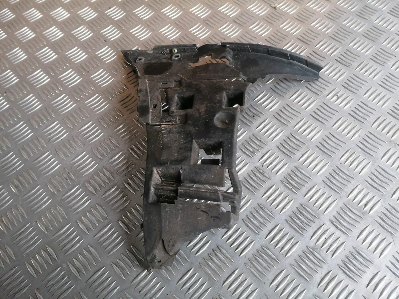 Priekšēja bufera labais kronšteins priekš VOLVO S60 2004 2 Priekšēja bufera labais kronšteins priekš VOLVO S60 2004