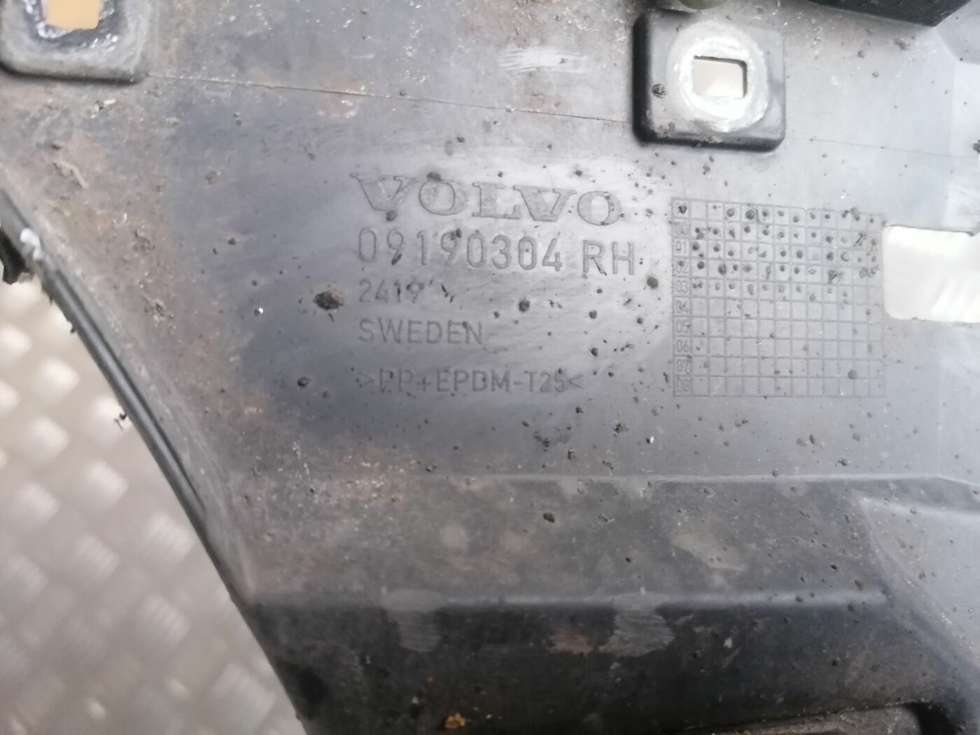 Priekšēja bufera labais kronšteins priekš VOLVO S60 2004 5 Priekšēja bufera labais kronšteins priekš VOLVO S60 2004