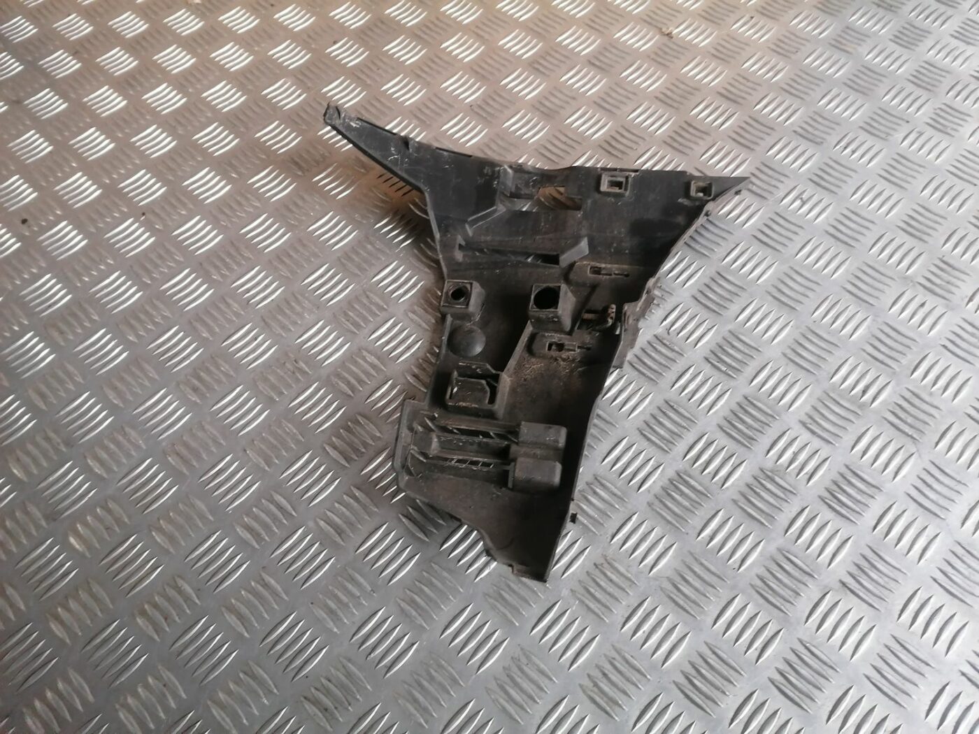 Priekšēja bufera labais kronšteins priekš VOLVO S60 2004 4 Priekšēja bufera labais kronšteins priekš VOLVO S60 2004