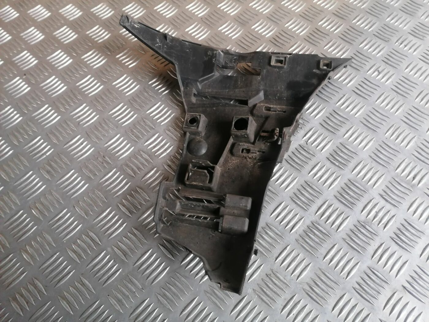 Priekšēja bufera labais kronšteins priekš VOLVO S60 2004 3 Priekšēja bufera labais kronšteins priekš VOLVO S60 2004