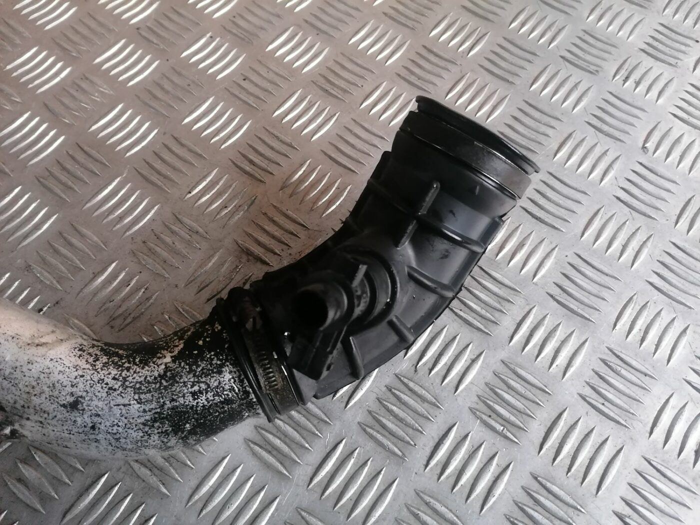 Gaisa filtra korpusa caurule priekš VOLVO S60 2004 2 Gaisa filtra korpusa caurule priekš VOLVO S60 2004