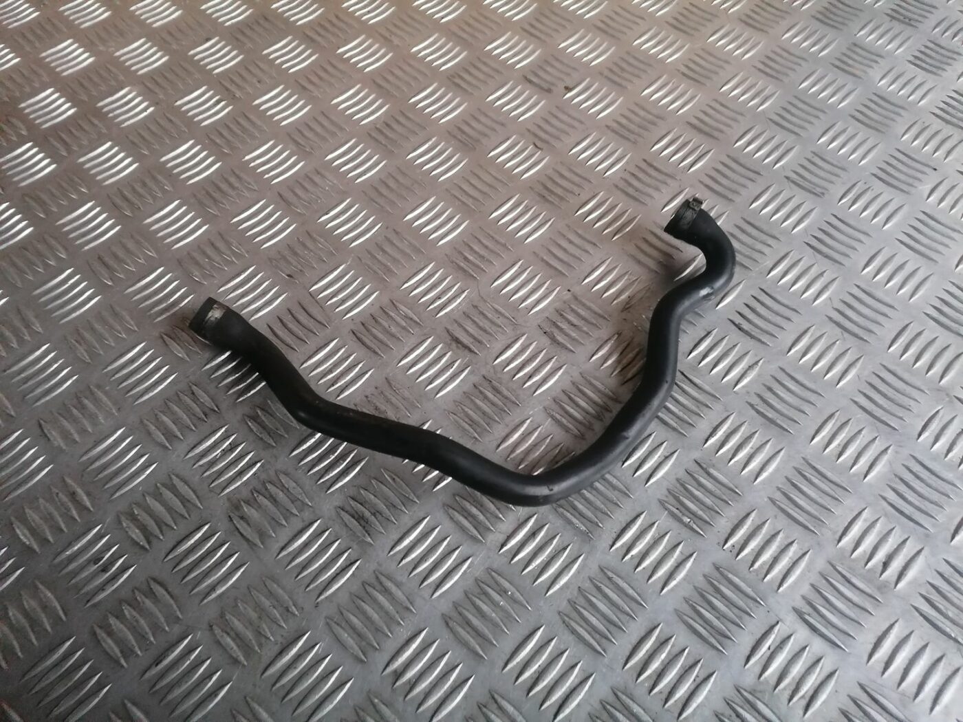 Kartera ventilācijas caurule priekš VOLVO S60 2004