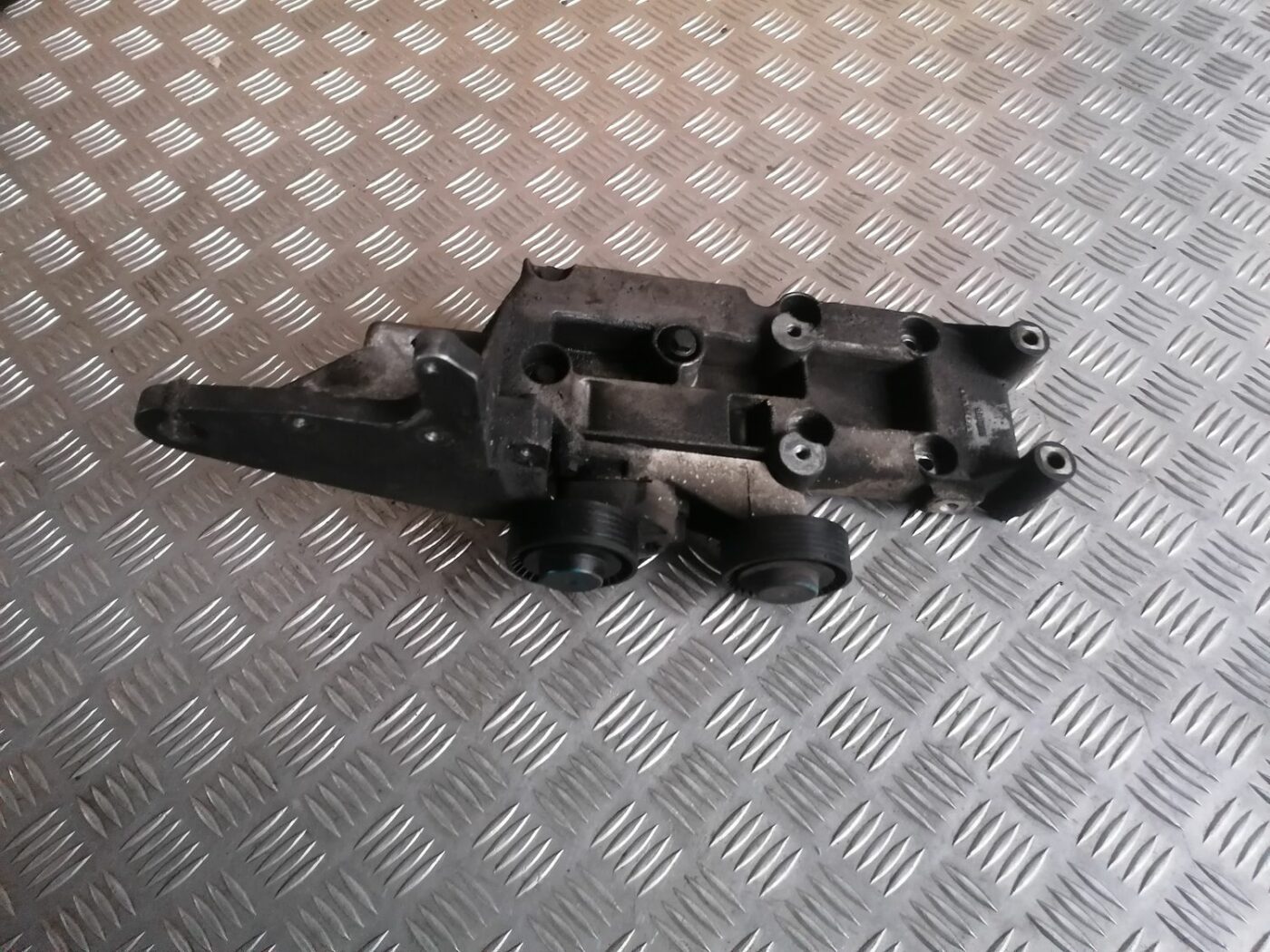 Dzinēja kronšteins priekš VOLVO S60 2004 1 Dzinēja kronšteins priekš VOLVO S60 2004