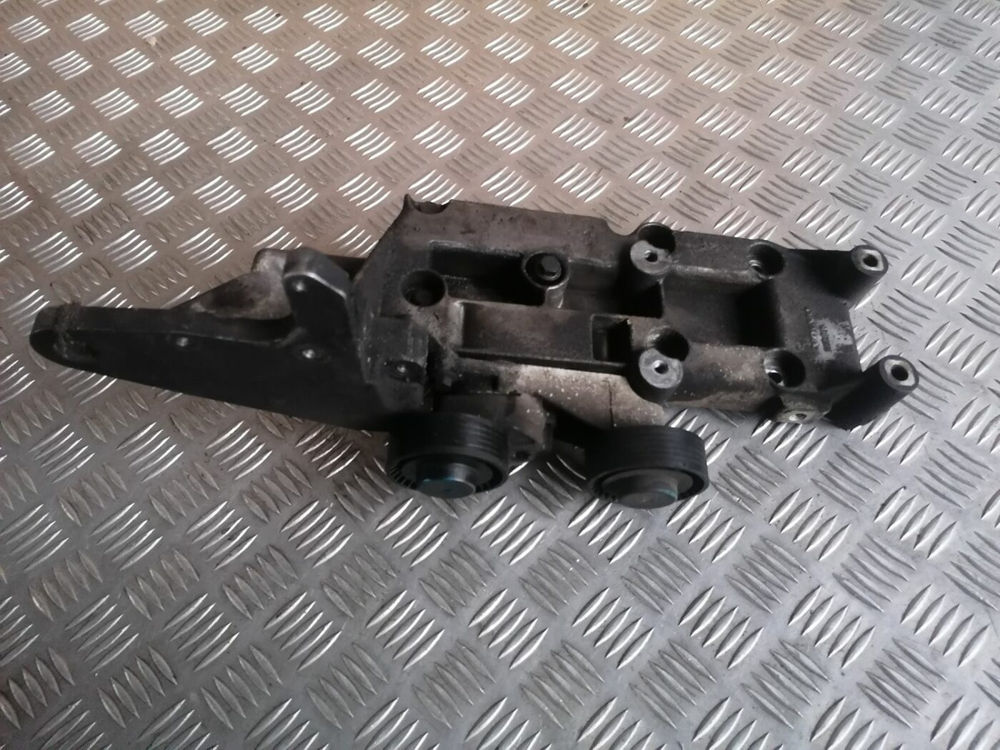 Dzinēja kronšteins priekš VOLVO S60 2004 2 Dzinēja kronšteins priekš VOLVO S60 2004